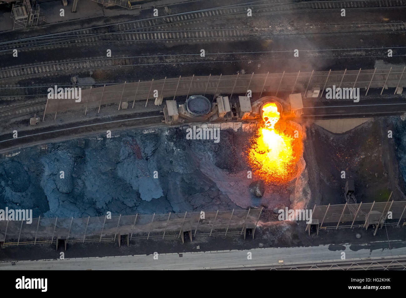 Vista aerea, scoria incandescente, impianto siderurgico ThyssenKrupp Steel, siderurgico, Duisburg, Ruhr aeria, RENANIA DEL NORD-VESTFALIA, Germania, Foto Stock