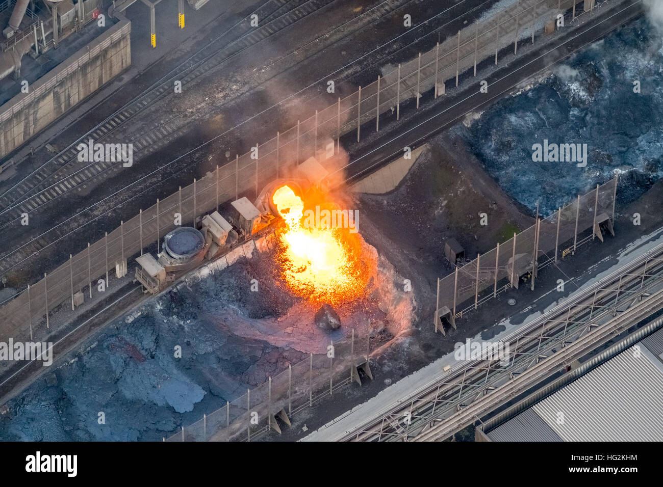 Vista aerea, scoria incandescente, impianto siderurgico ThyssenKrupp Steel, siderurgico, Duisburg, Ruhr aeria, RENANIA DEL NORD-VESTFALIA, Germania, Foto Stock