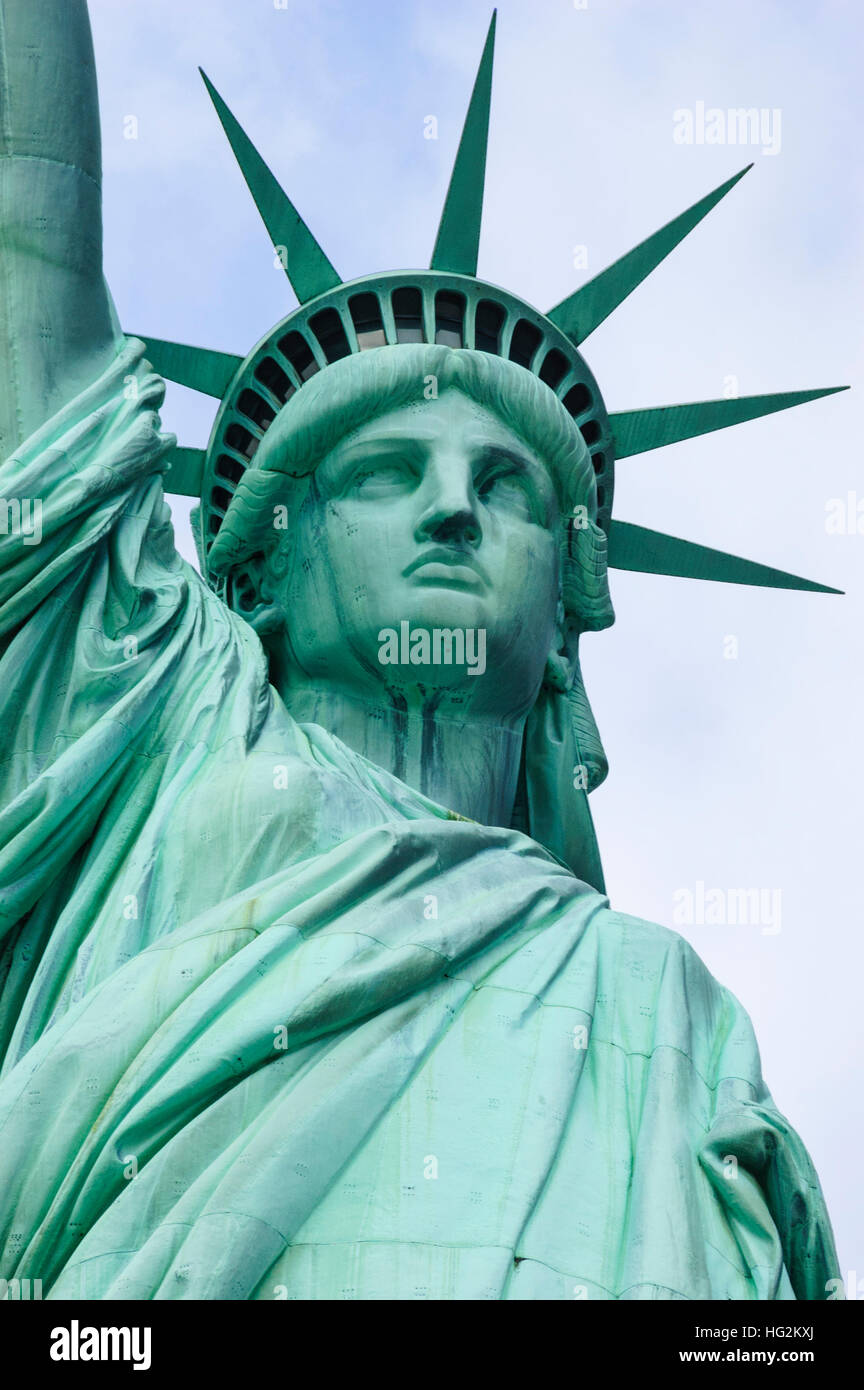Parte anteriore basso angolo vista della Statua della Libertà di New York, NY, STATI UNITI D'AMERICA. Foto Stock