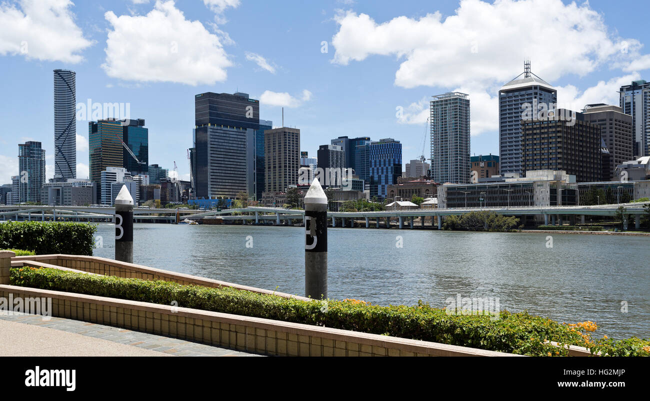 Vista la Brisbane Central Business District visto da South Bank Parklands lungo il Fiume Brisbane Foto Stock