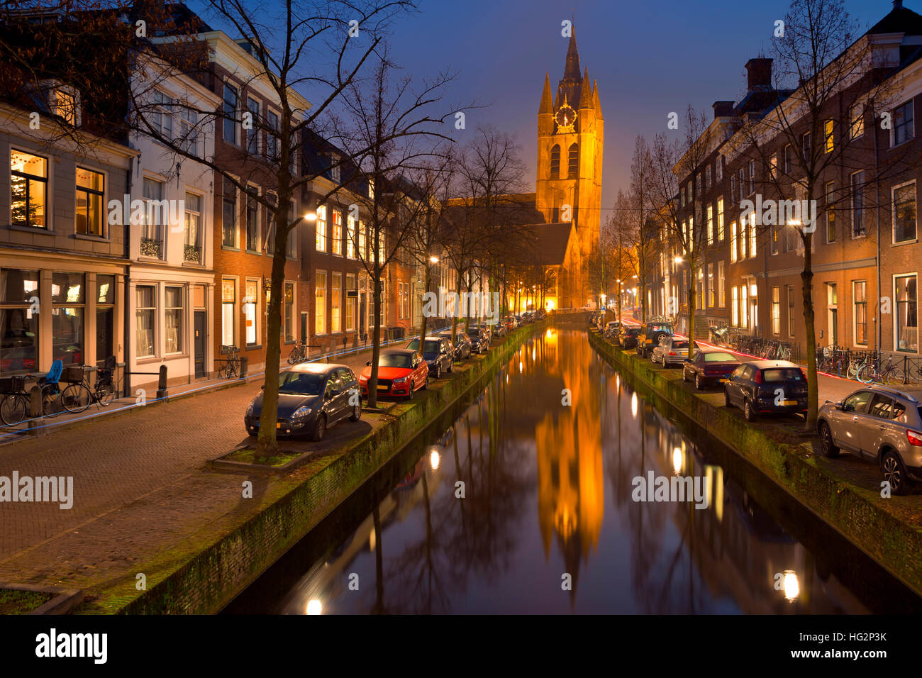 La vecchia Chiesa riflessa in un canale di Delft nei Paesi Bassi durante la notte. Foto Stock