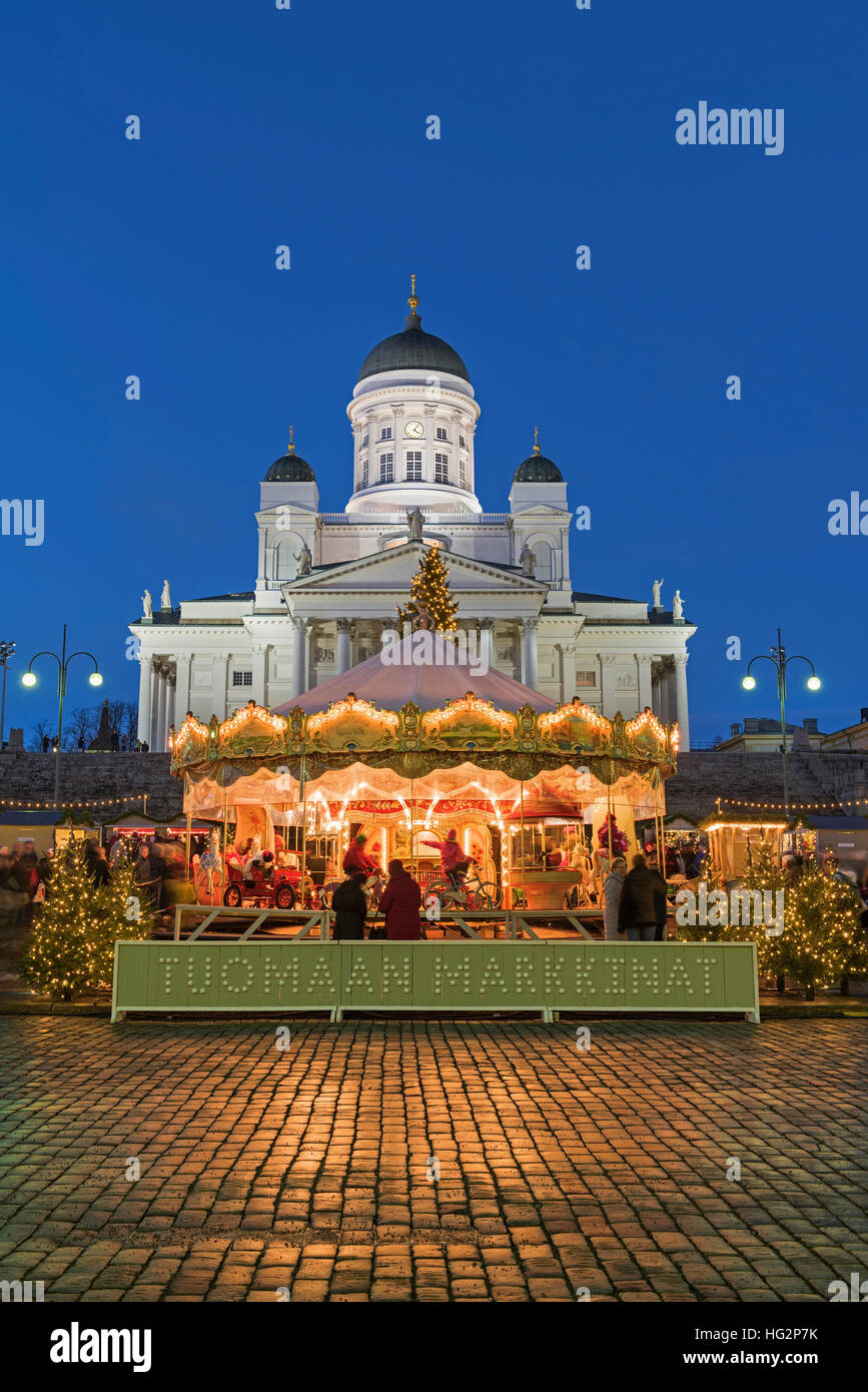 Mercato di Natale la cattedrale e la Piazza del Senato a Helsinki Finlandia Foto Stock