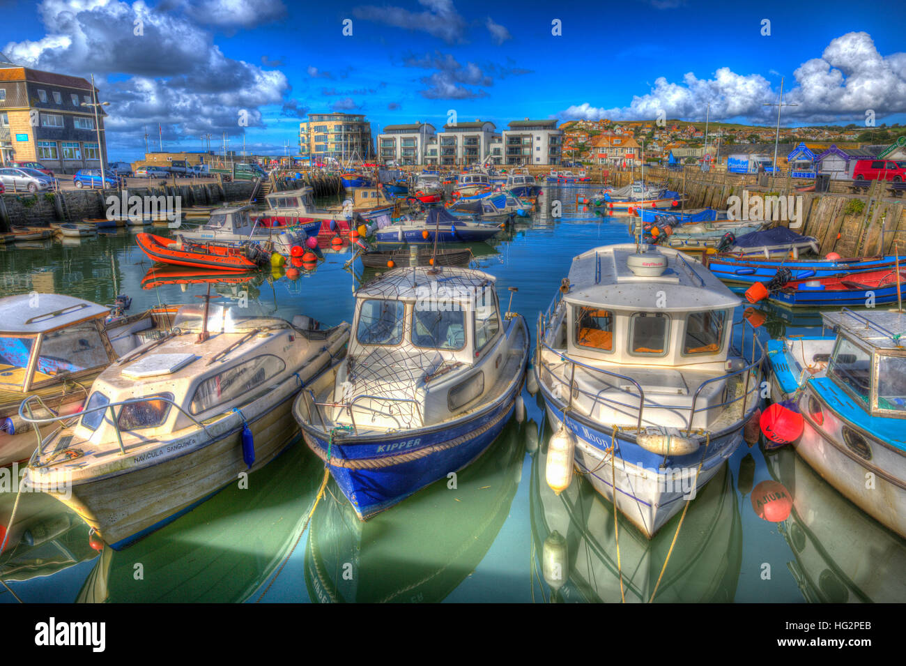 West Bay Dorset uk porto e le barche su una bella giornata con cielo blu in estate HDR colorati Foto Stock