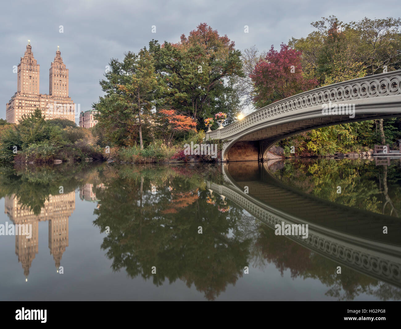 Il ponte di prua è una ghisa ponte situato nel Central Park di New York City, attraversando il lago Foto Stock