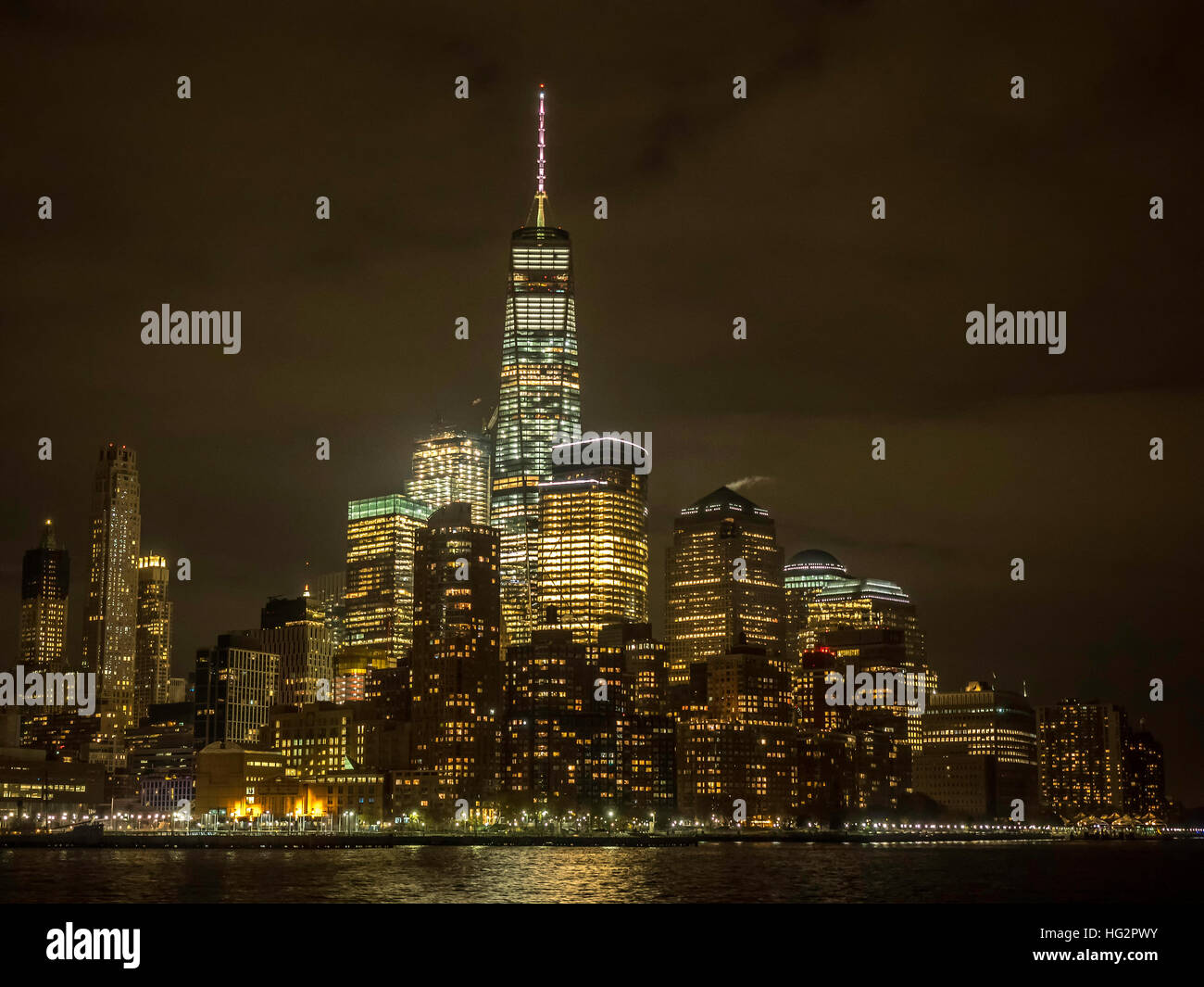 La parte inferiore di Manhattan, noto anche come il centro di Manhattan, è la parte più meridionale dell'isola di notte Foto Stock