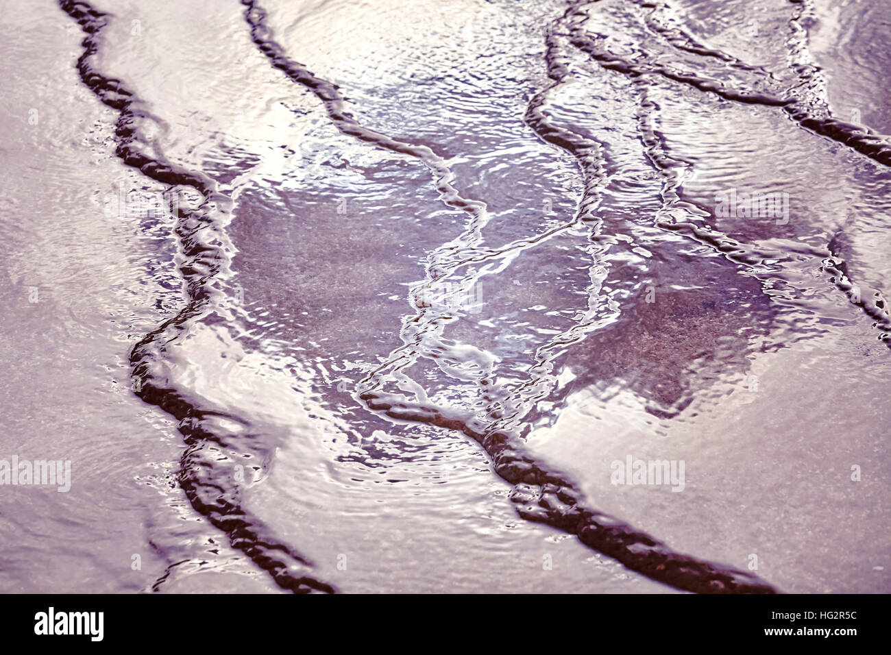 Abstract sfocato sfondo viola fatta di superficie di acqua, l'elaborazione del colore effetto. Foto Stock