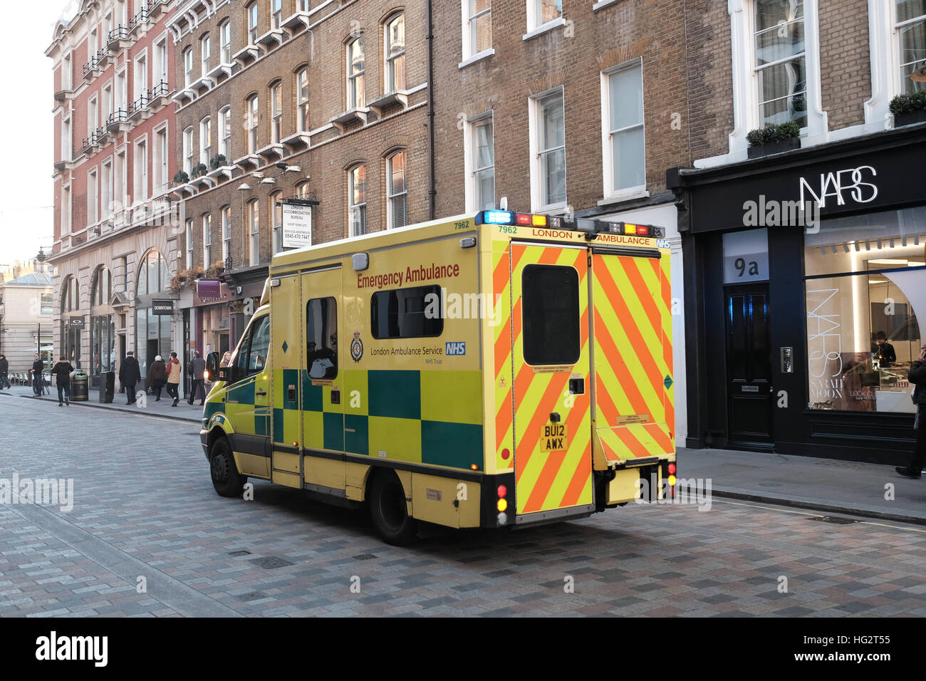 London ambulanza frequentando una chiamata di emergenza in Covent Garden di Londra Foto Stock