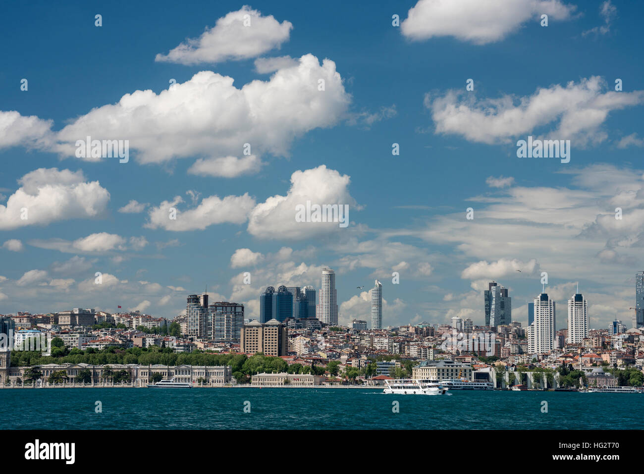 Il nuovo skyline di Istanbul e Palazzo Dolmabahce e grattacieli, Turchia Foto Stock