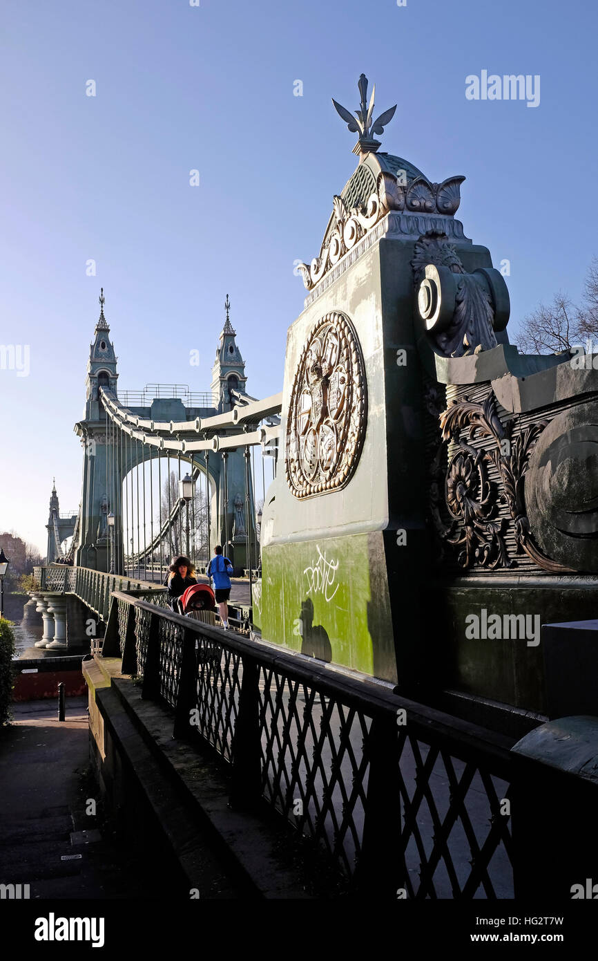 Borough di Hammersmith e Fulham in west London - gli ornati Hammersmith Bridge sul fiume Tamigi Foto Stock