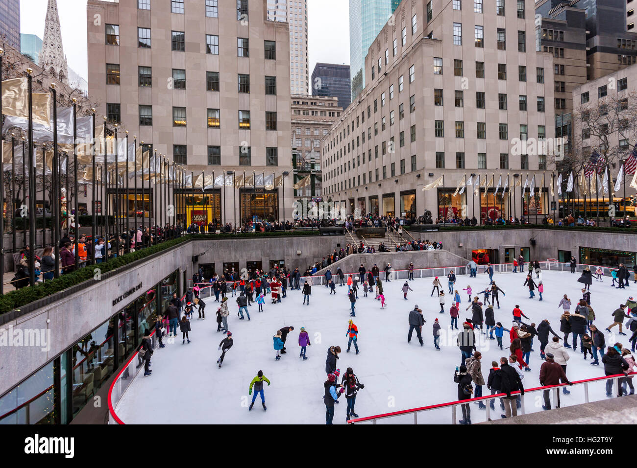 Pattinaggio sul ghiaccio al Rockefeller Plaza di New York. Foto Stock