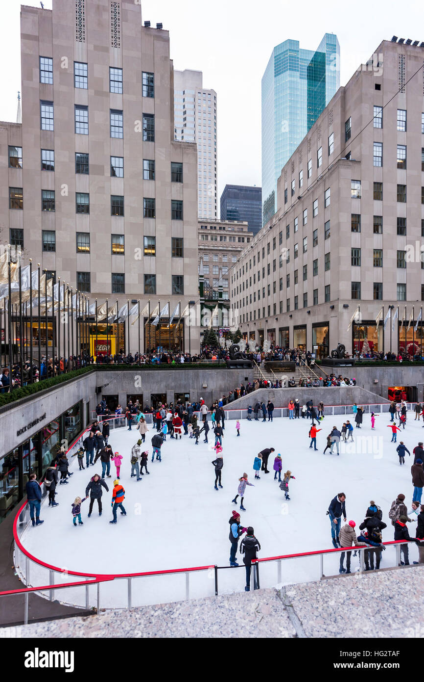 Pattinaggio sul ghiaccio al Rockefeller Plaza di New York. Foto Stock