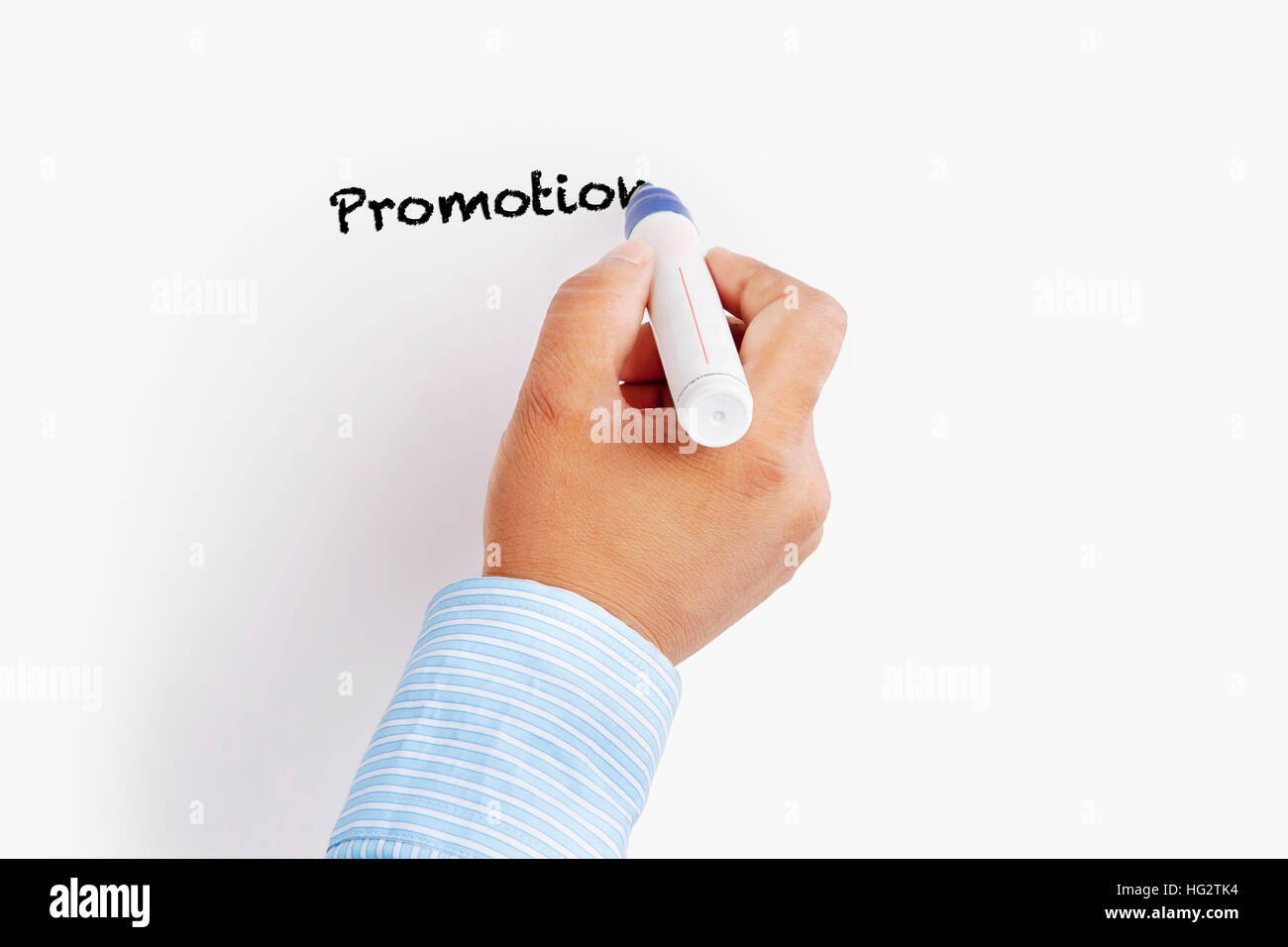 Promozione parola scritta da mano d'uomo su sfondo bianco Foto Stock