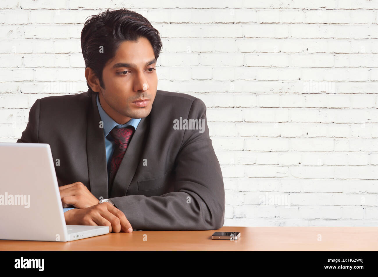 Imprenditore lavorando sul suo computer portatile Foto Stock