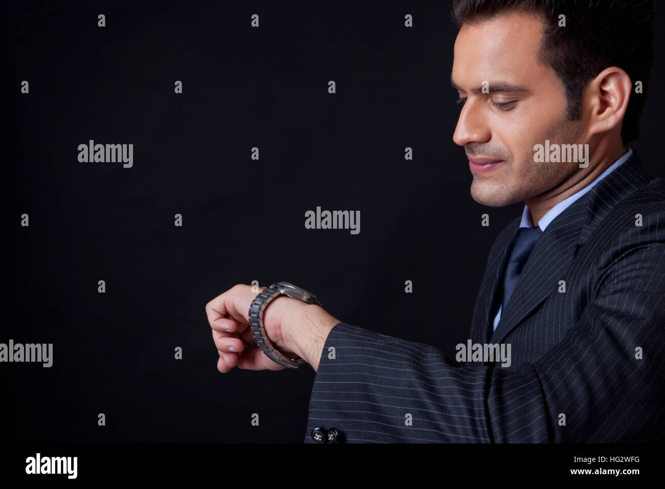 Imprenditore guardando il suo orologio Foto Stock