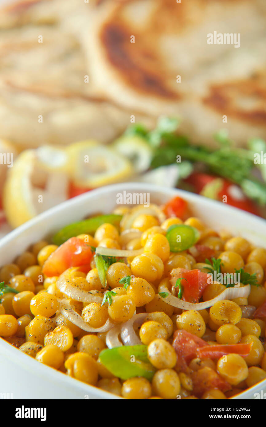 Essiccato piselli gialli Chaat con Pan pane cotto, il cibo indiano Foto Stock
