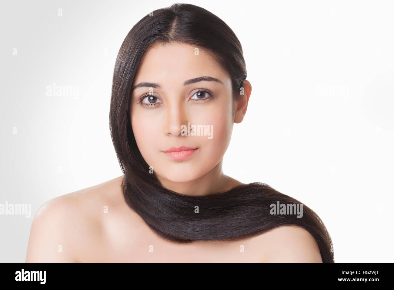 Ritratto di giovane e bella donna con capelli lunghi avvolto attorno al collo Foto Stock