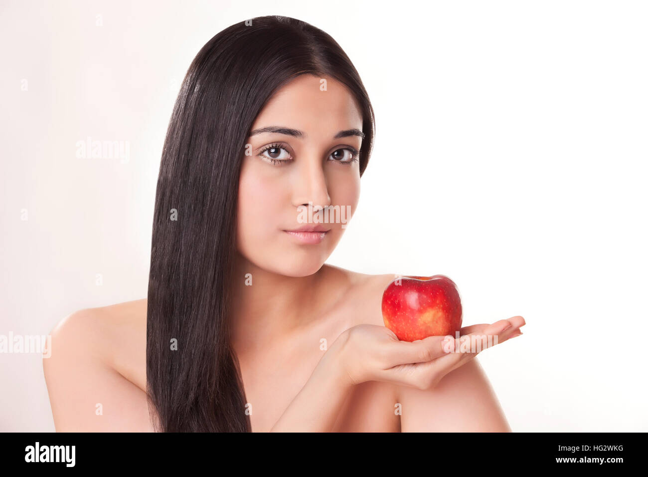 Ritratto di giovane donna azienda apple Foto Stock