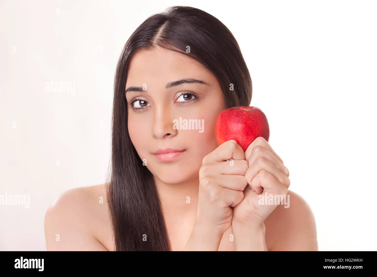 Ritratto di giovane donna azienda apple Foto Stock