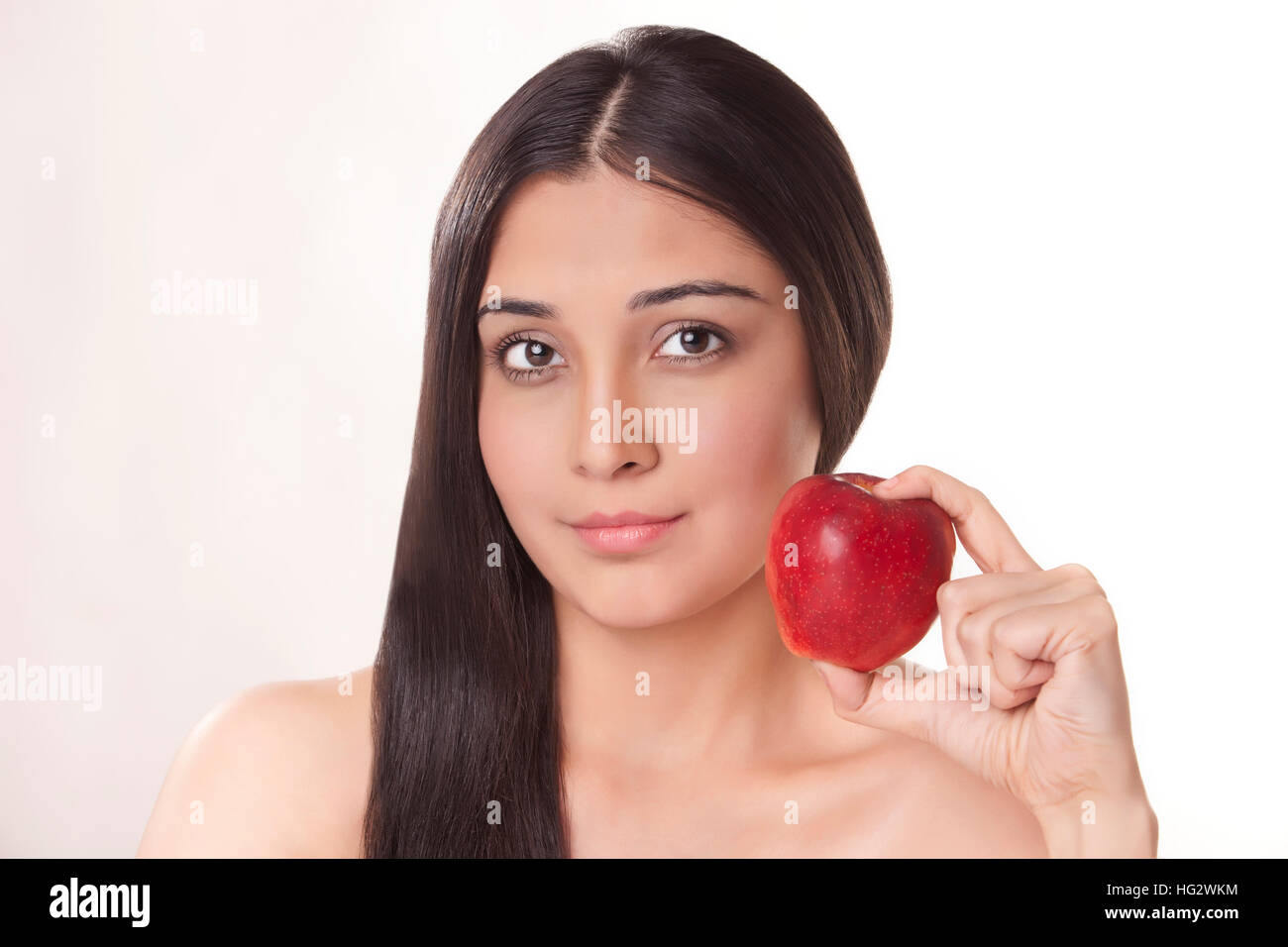 Ritratto di giovane donna azienda apple Foto Stock