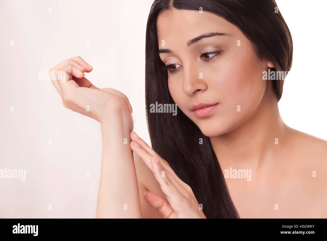 Giovane donna di applicare la crema a portata di mano Foto Stock