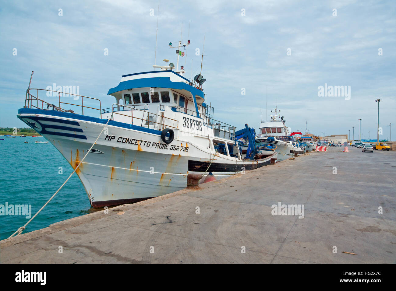 La pesca italiana le navi per la pesca a strascico attraccata alla banchina  a Portopalo, Sicilia Foto stock - Alamy