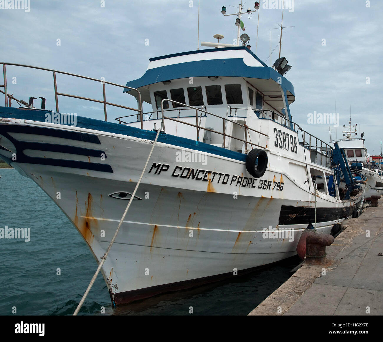 Italian peschereccio ormeggiato al molo a Portopalo, Sicilia Foto Stock