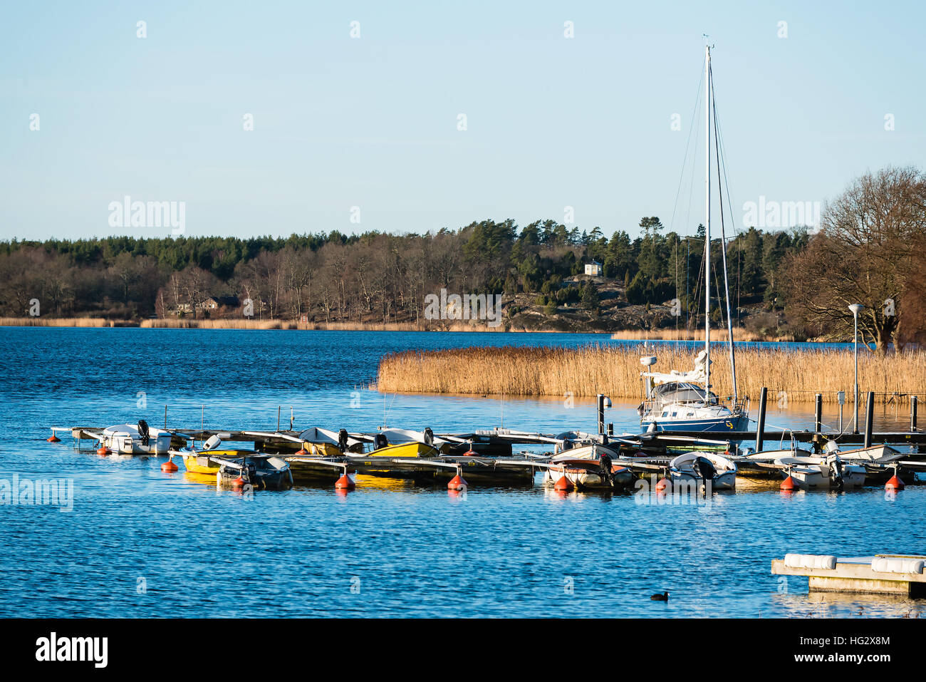 Ronneby, Svezia - 2 Gennaio 2017: documentario di stile di vita costiera. Il Ekenas marina con un piccolo tempo libero artigianato legato ai piloni. Il paesaggio costiero Foto Stock