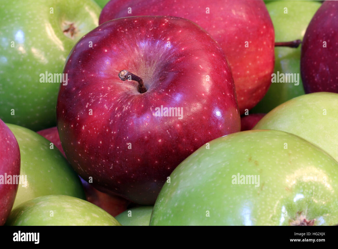 Un primo piano di Red Delicious e le mele Granny Smith. Foto Stock