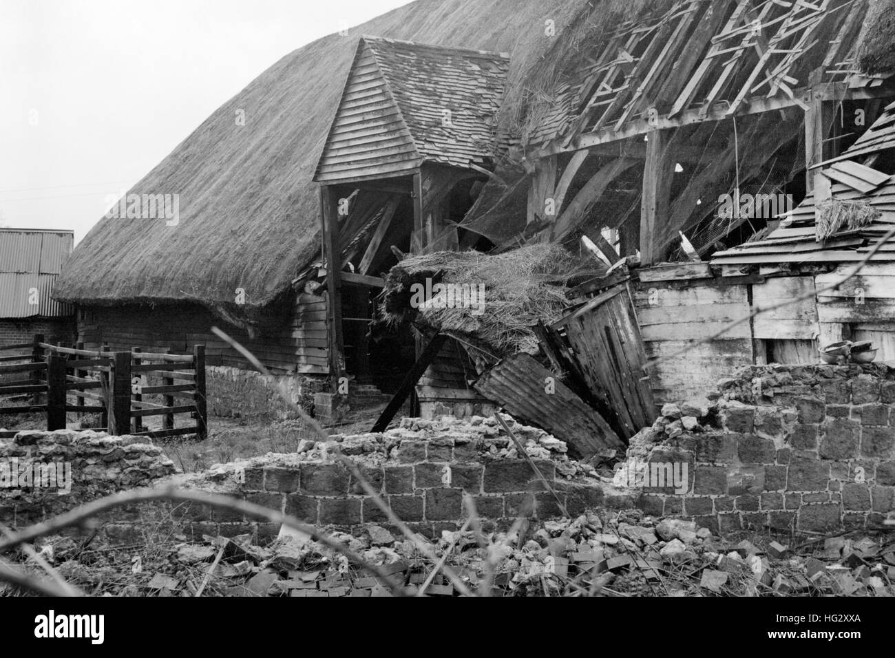 Un vecchio fienile con tetto in paglia in condizione di abbandonati e la caduta verso il basso England Regno Unito Foto Stock