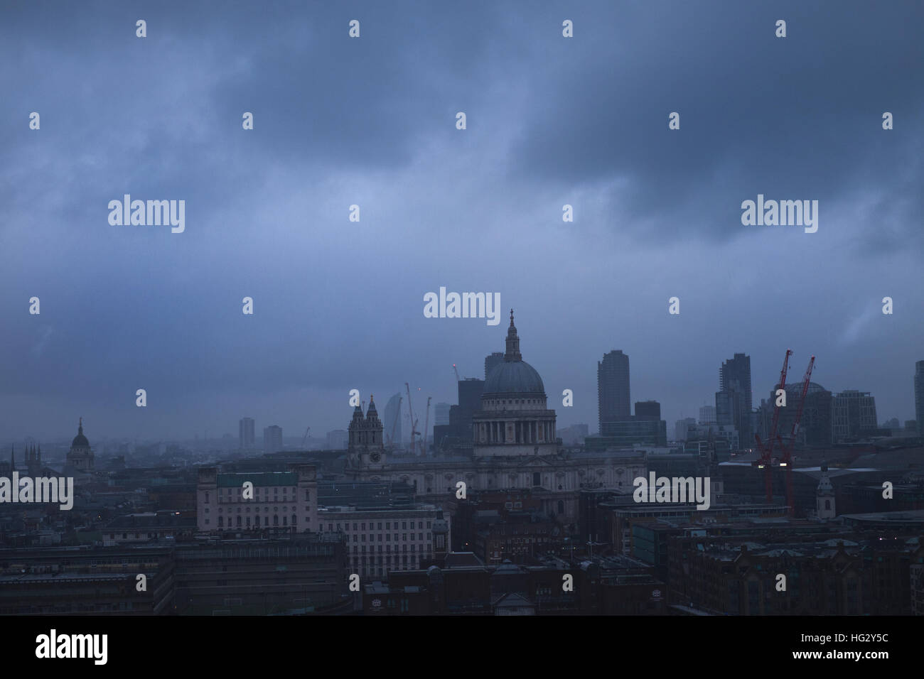 La Cattedrale di St Paul e su un giorno di tempesta in Londra Foto Stock