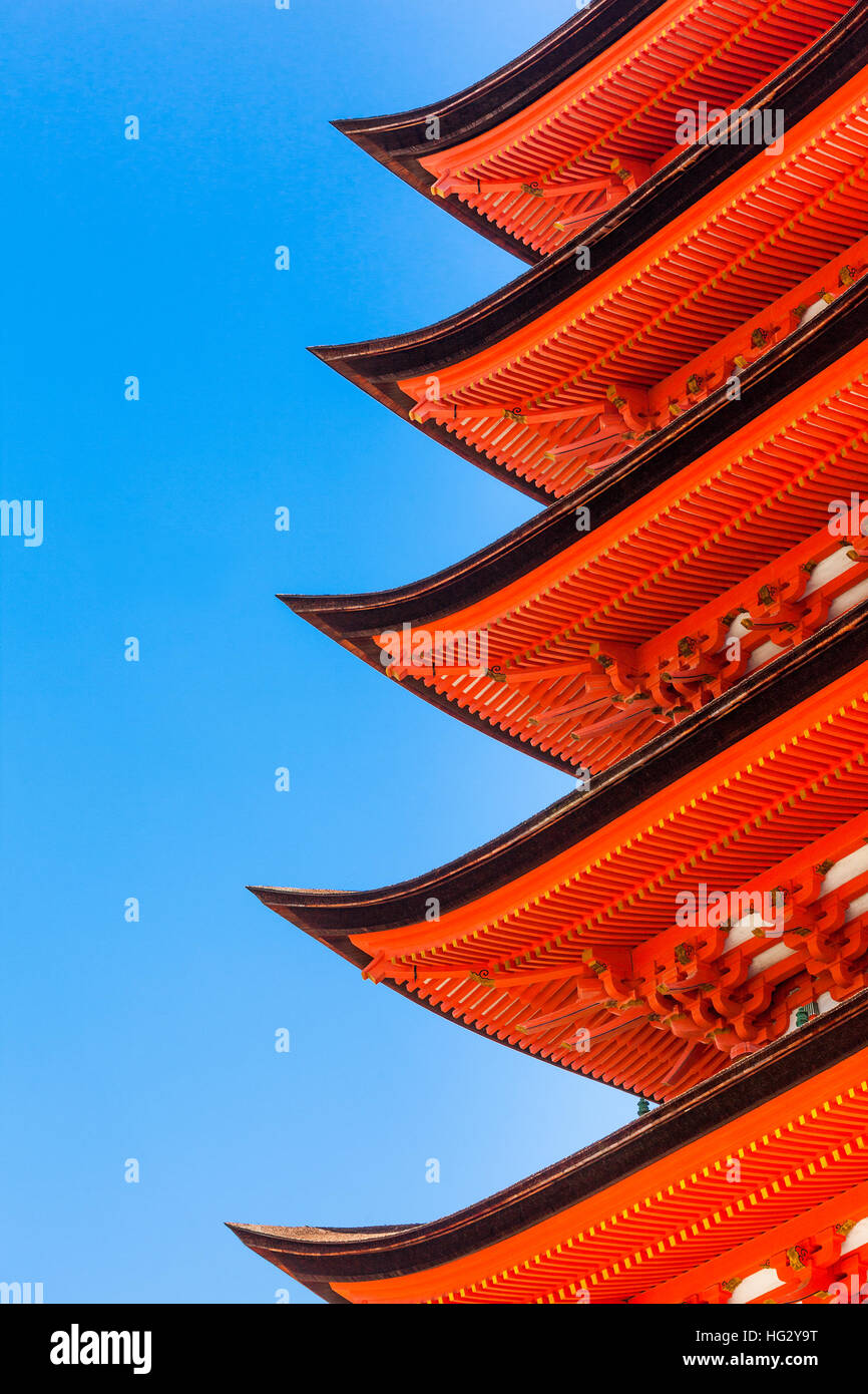 Dettaglio della gronda multiple su una pagoda rossa contro un cielo blu chiaro in Giappone Foto Stock