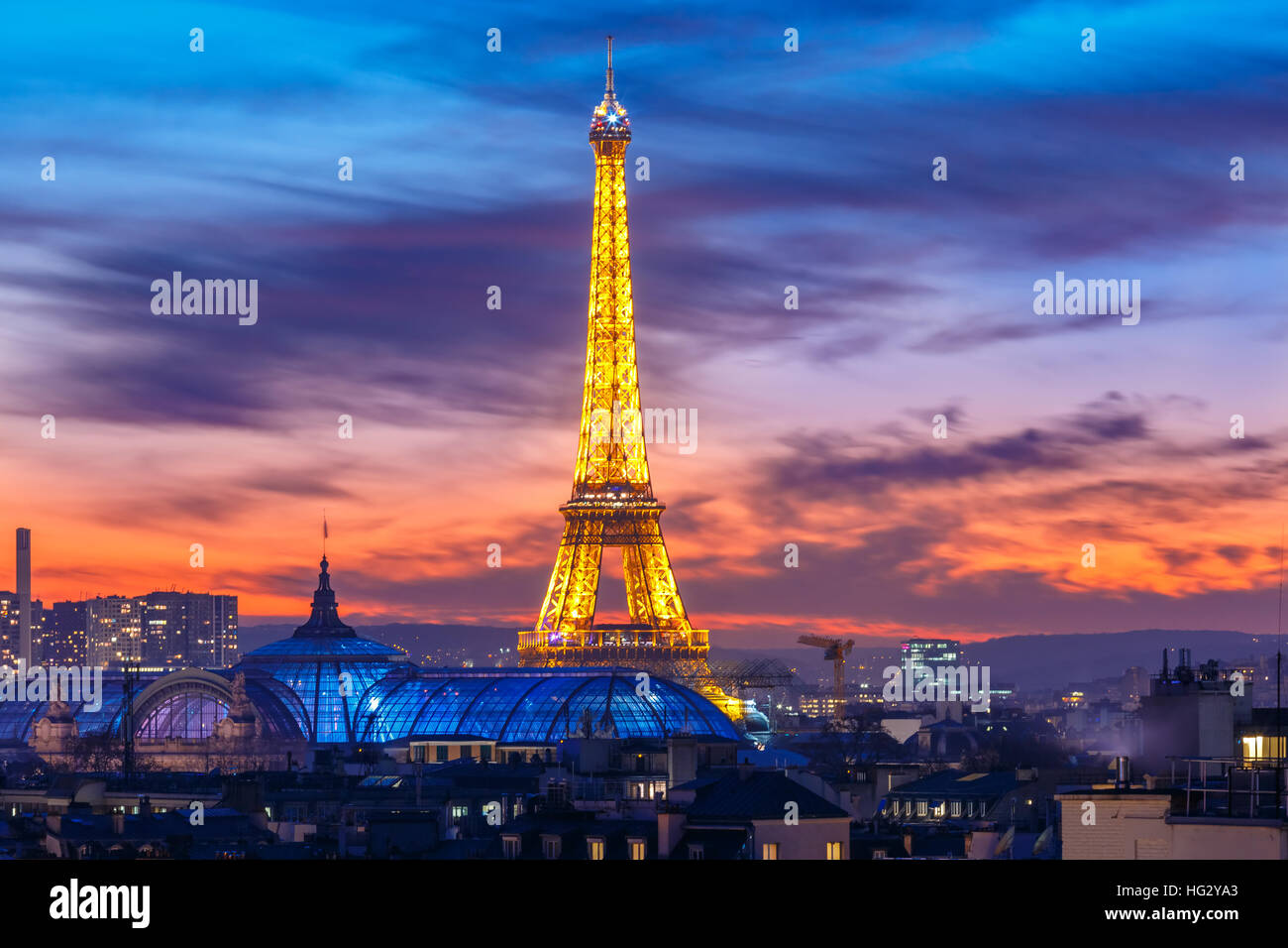 Scintillante Torre Eiffel al tramonto a Parigi, Francia Foto Stock