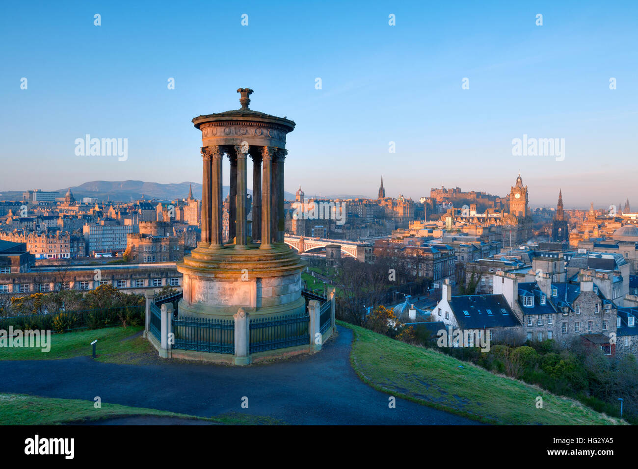 Sunrise vista su tutta la città di Edimburgo dal Calton Hill, Scotland, Regno Unito Foto Stock