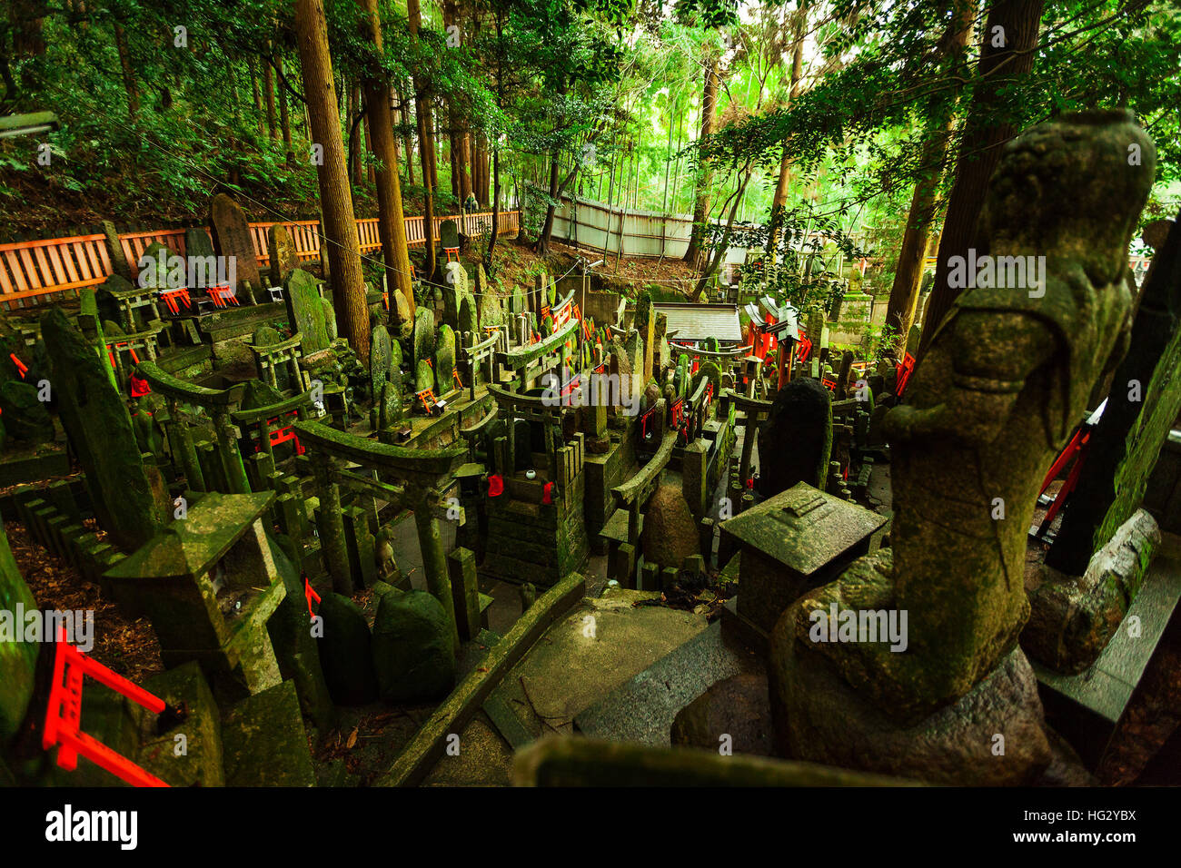 Vecchie coperte di muschio santuario nel mezzo di una foresta di giapponese in Fushimi Inari taisha a Kyoto, Giappone Foto Stock