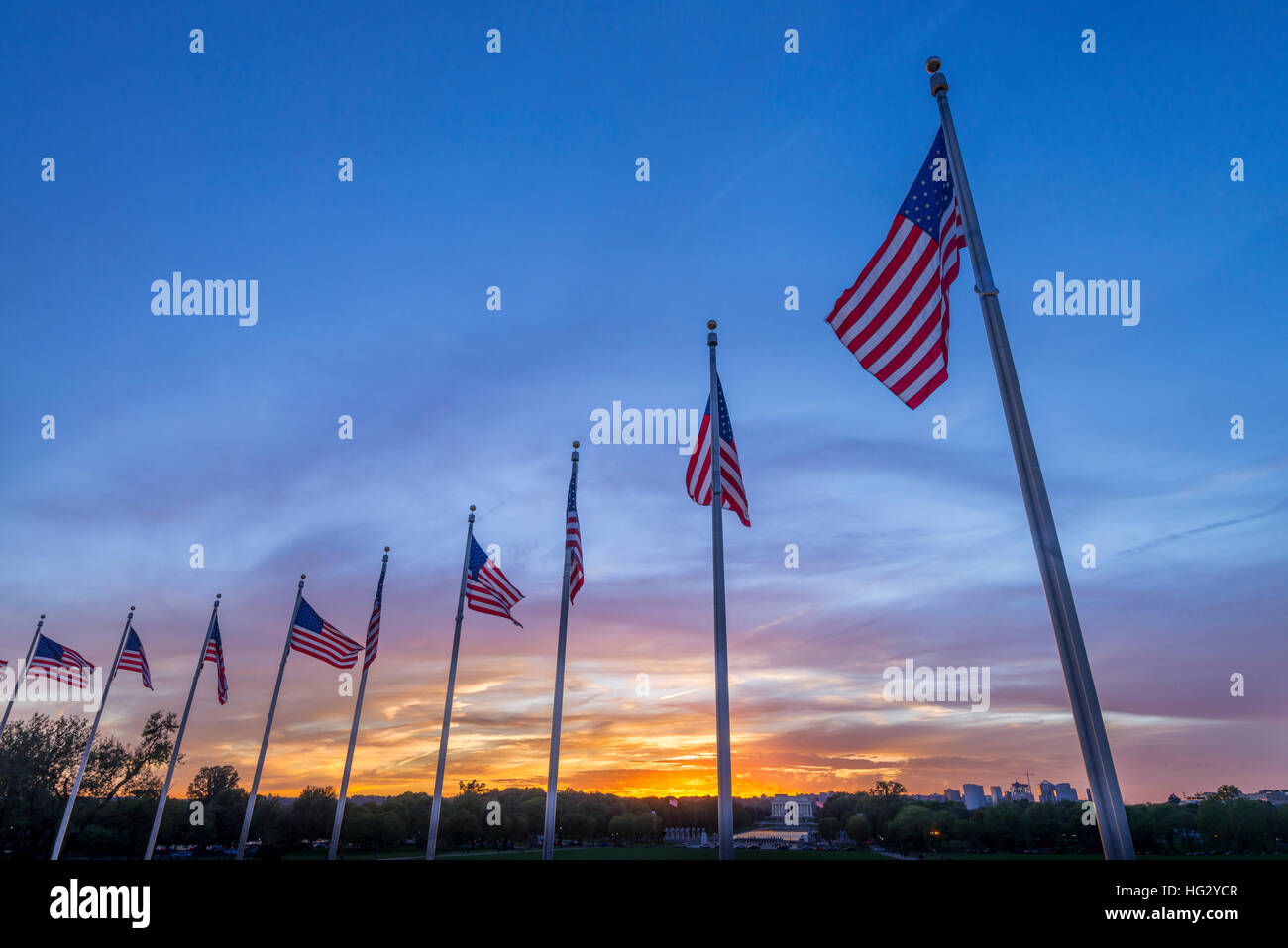 Bandierine americane a Washington Monument, Washington DC Foto Stock