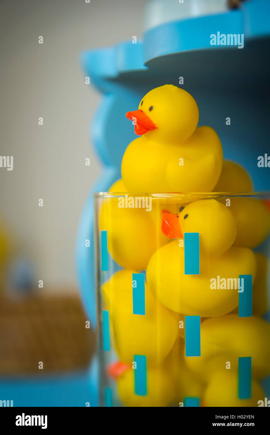 Rubber Duck i giocattoli nella stanza da bagno Foto Stock