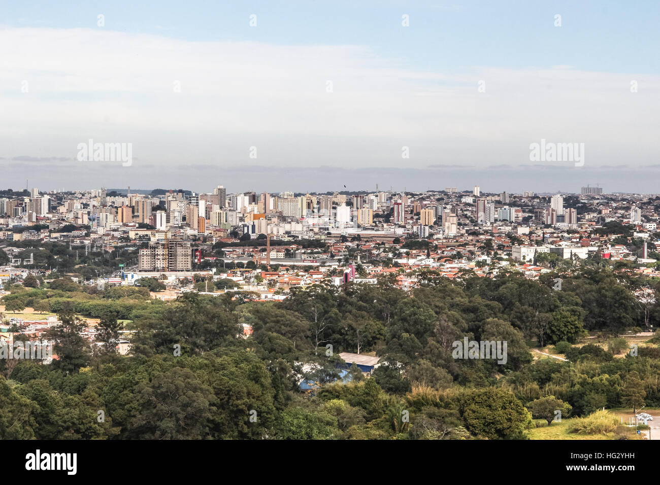 Vista di Sorocaba città su un cielo chiaro Foto Stock