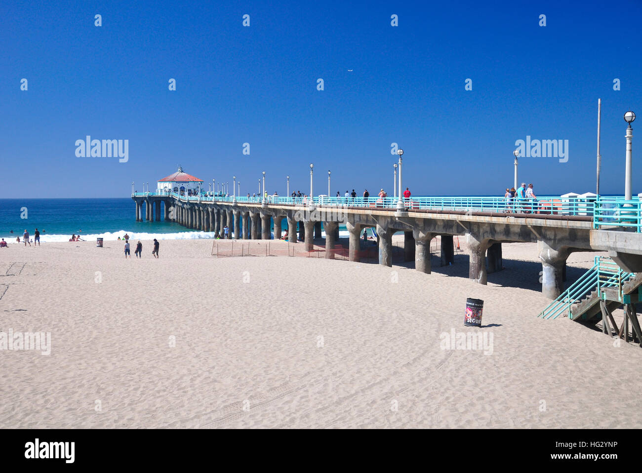 Settembre 20, 2016. Manhattan Beach, California. La gente che camminava sul punto di riferimento manhattan beach pier in Manhattan Beach California sul pacifico Foto Stock
