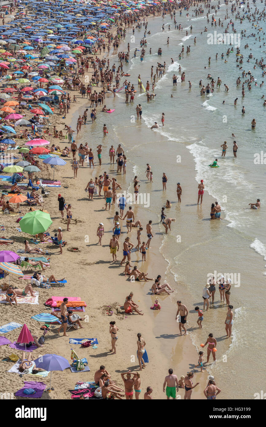 I turisti a Playa de Levante di Benidorm, Alicante, Costa Blanca, Spagna Foto Stock