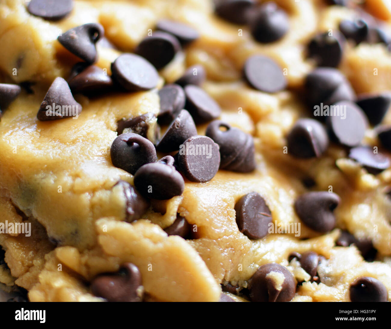 Pasta di biscotti con scaglie di cioccolato sulla teglia da forno Foto Stock