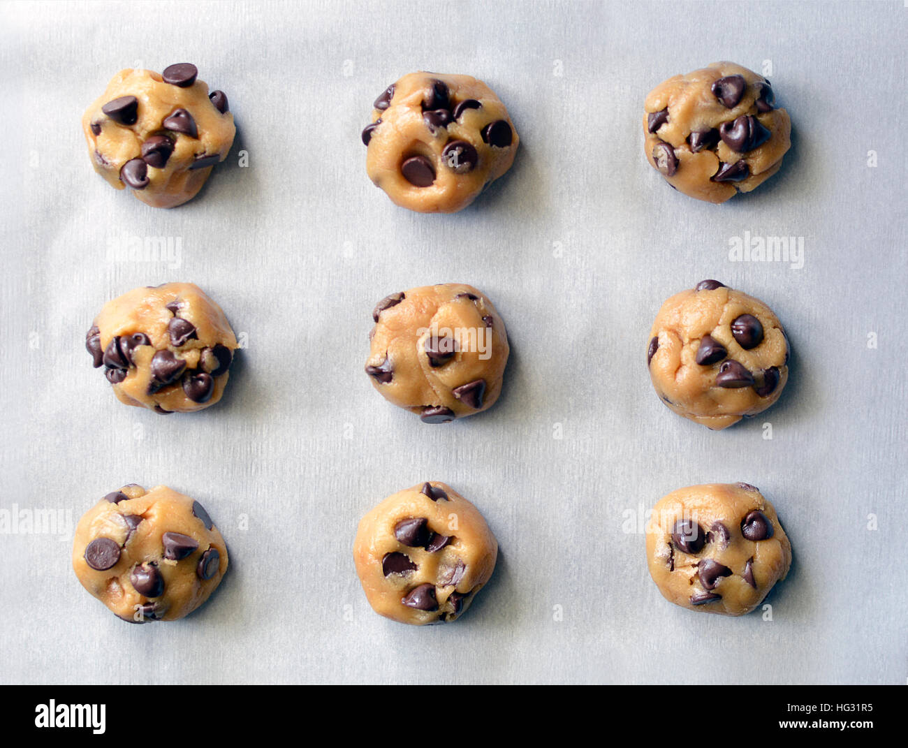 Pasta di biscotti con scaglie di cioccolato sulla teglia da forno Foto Stock