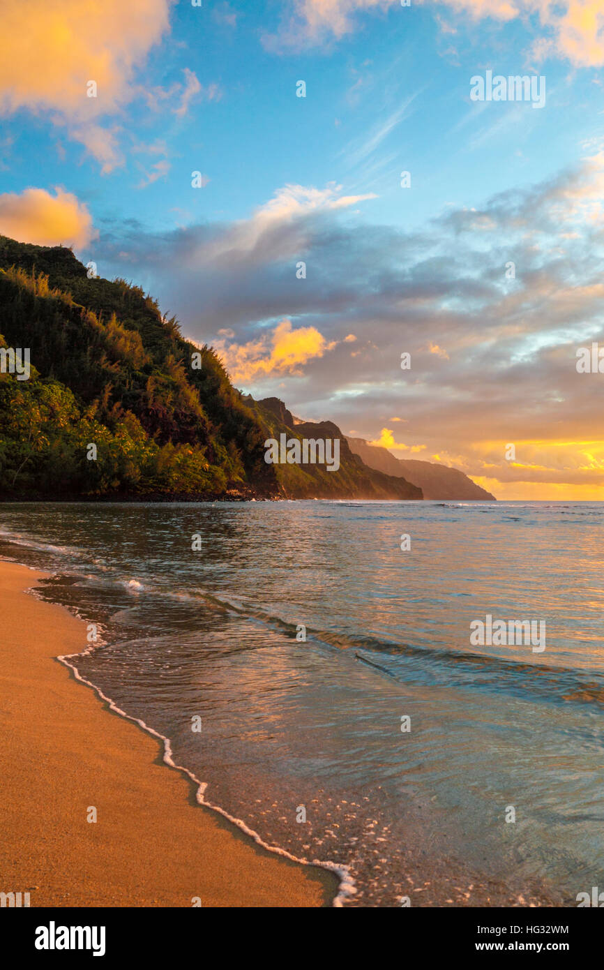 Kee spiaggia al tramonto, con vista della Costa Na Pali a Kauai Foto Stock