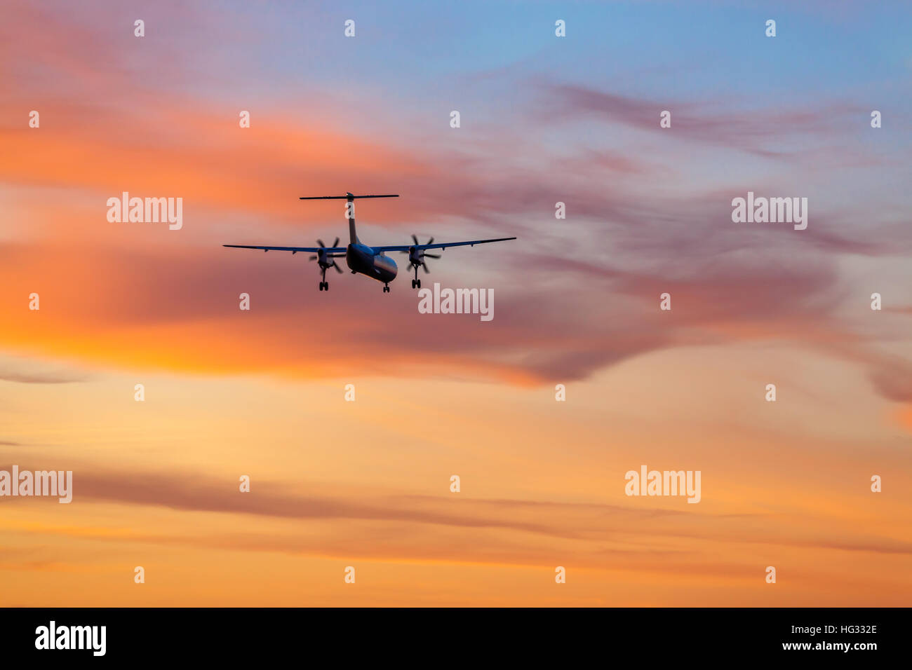 Atterraggio aereo in aeroporto al tramonto Foto Stock