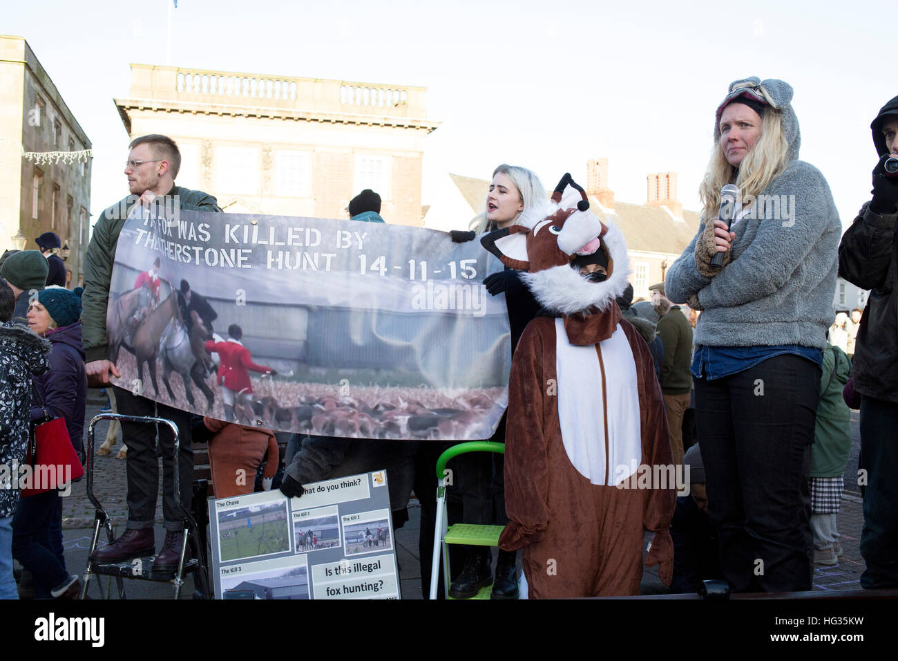 Anti caccia manifestanti raffigurato nella piazza del mercato, Market Bosworth durante il Boxing Day hunt. Foto Stock