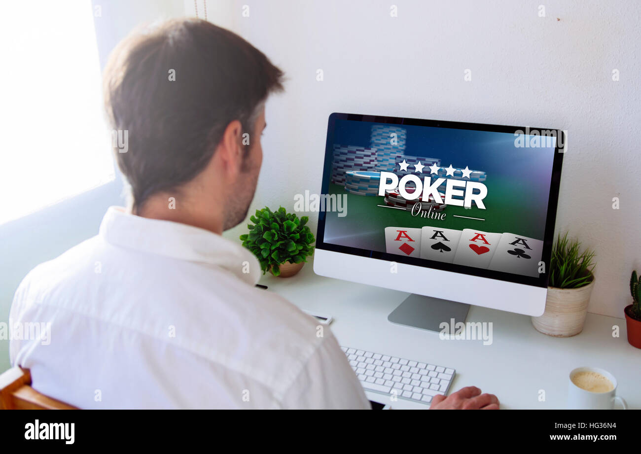L'uomo - giocare a poker online. Tutti i grafici dello schermo sono costituiti. Foto Stock