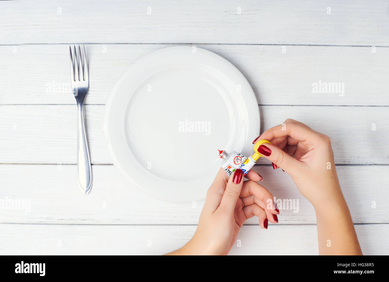 Donna preparare da mangiare al tubo. Foto Stock