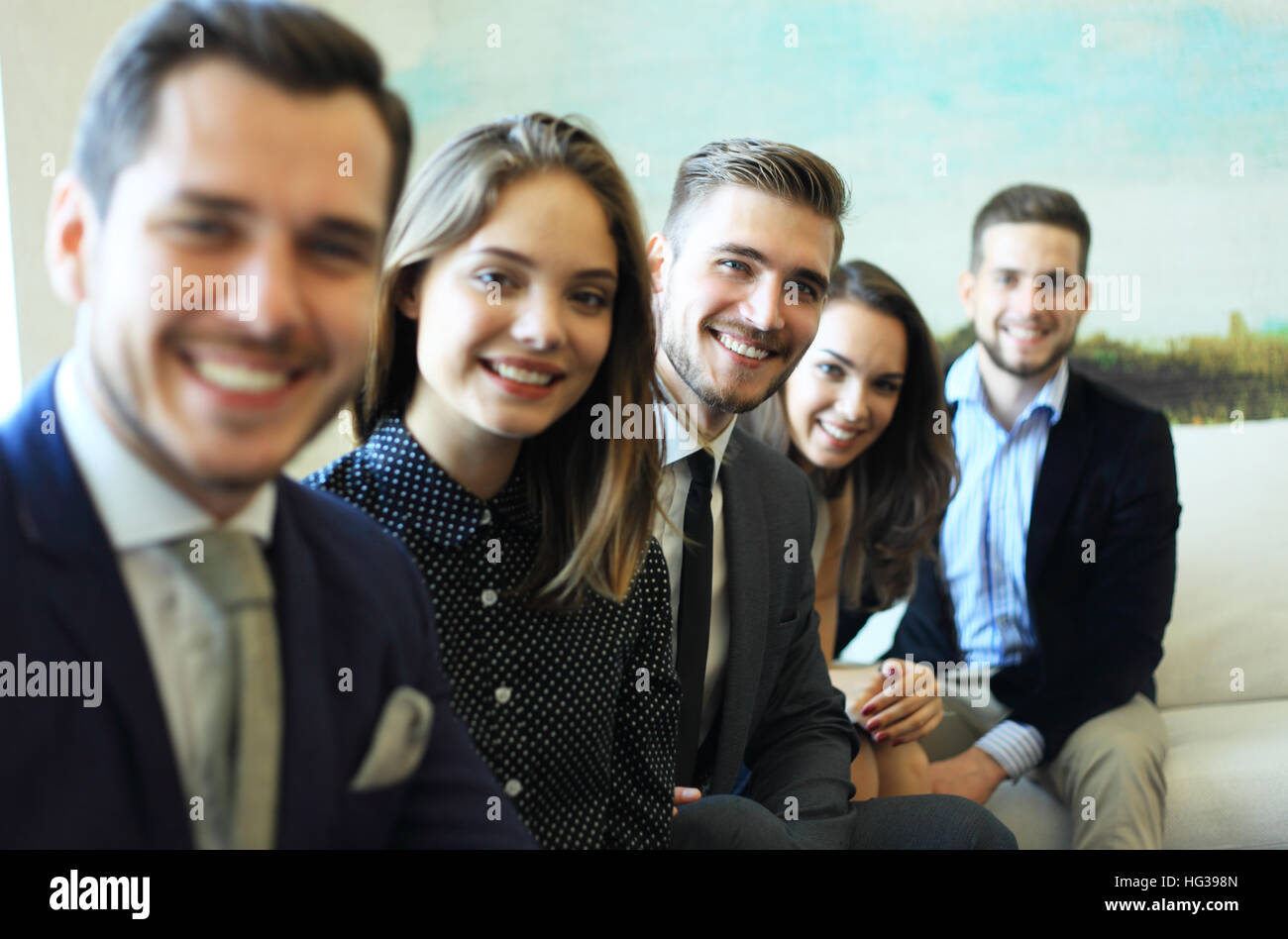 Sorridente del dipendente in una linea di lavoro. Foto Stock