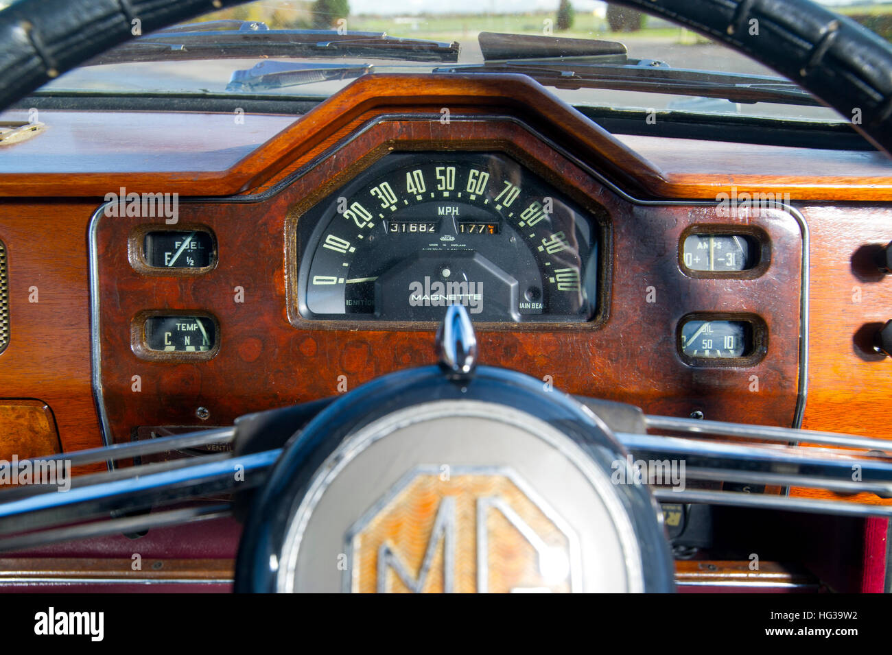 MG Magnette ZA classic British Sport berlina tachimetro in art deco cruscotto Foto Stock