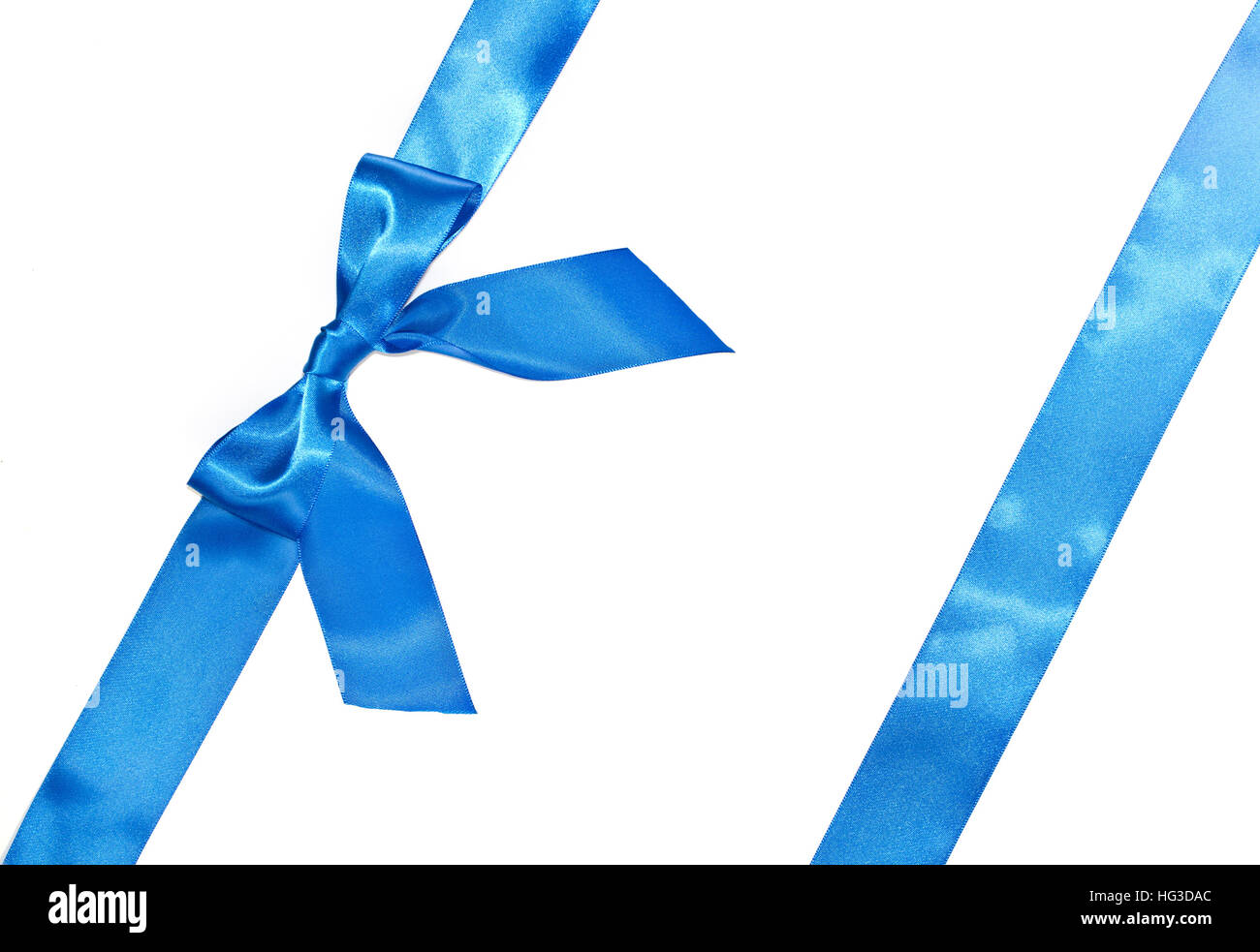 Blu arco celebrativo con un nastro blu su sfondo bianco Foto Stock