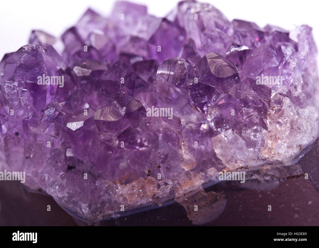 L'ametista è una forma viola del cristallo di quarzo. Tessitura Macro cristalli color porpora. Foto Stock